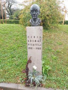 Doprsni kip Cirila Kosmača, postavljen pred tolminsko knjižnico,.